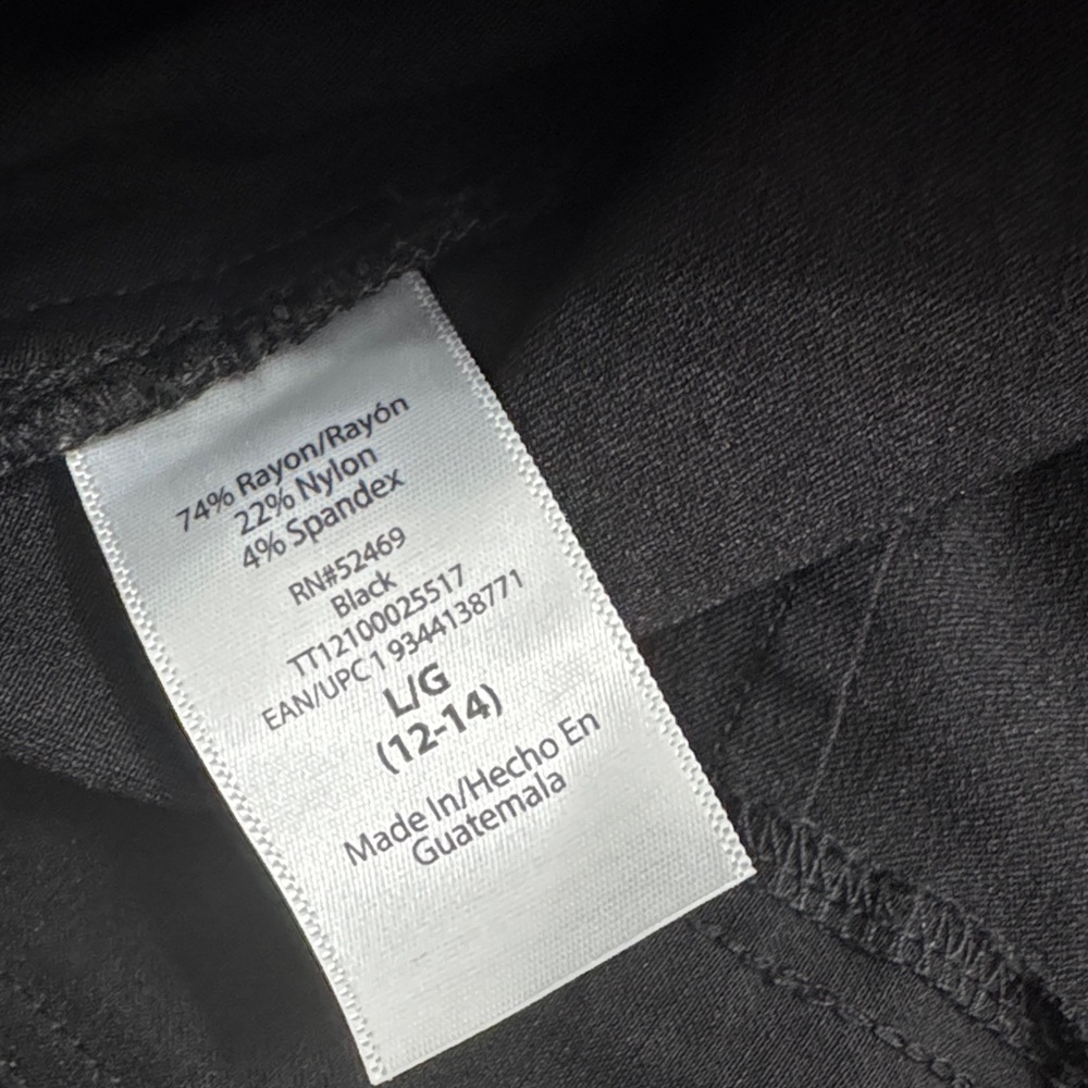 Women's Black Capri Pants - Picture 7 of 8